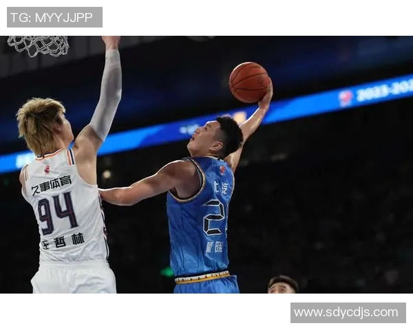 翟晓川：从篮球场上的拼搏者到生活中的追梦人，展现无限可能与坚持精神